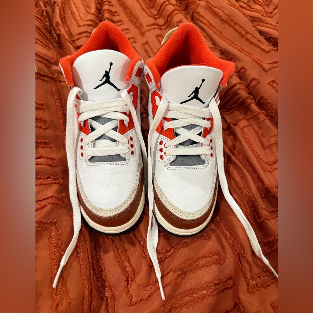 Nike Kids White and Orange Air Jorden 3 Retro Sneakers Size 5 Youth